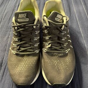 Women’s Nike Zoom Pegasus 33 Sneakers